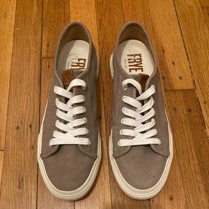 Fyre sneakers size 7 like new!